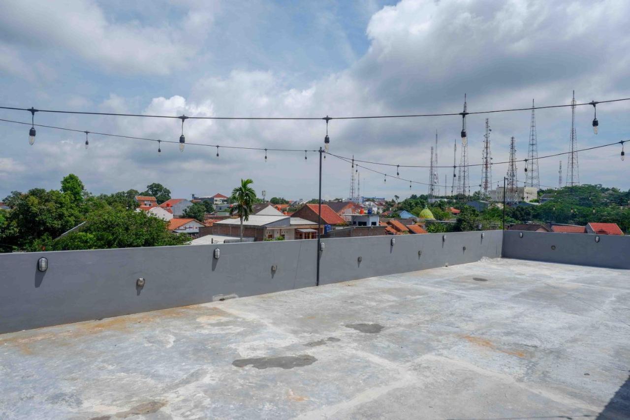 RedDoorz Plus near Patung Kuda Undip Jatingaleh Bagian luar foto